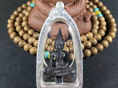 活佛龙婆坤:秘制佛牌多次救人命,泰国国王都要虔诚跪拜他