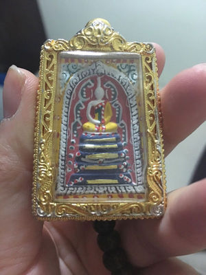 问:佛牌真假-在泰国普吉岛寺庙买的佛牌求鉴定真假,当时寺庙说是圆寂的龙婆本大师做的,出来的时候一位