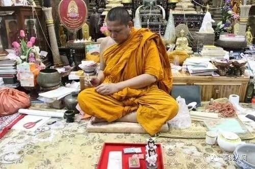泰佛人间：泰国佛牌中的龙婆和阿赞含义解析，新手入门必读